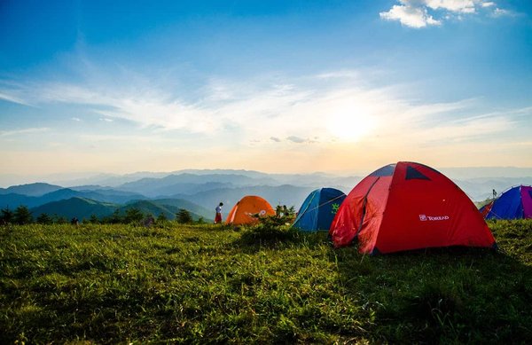 Quels sont les meilleurs conseils pour organiser un camping avec des ados en quête d'aventure?